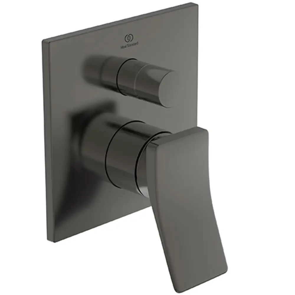 Wandmontierte Badarmatur in Magnetic Grey von Ideal Standard mit zwei Steuerknöpfen und einem kräftigen Wasserlauf-Hebel auf quadratischer Plattenschale.